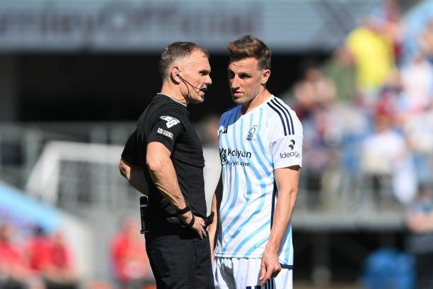 记者中脱颖 记者中脱颖